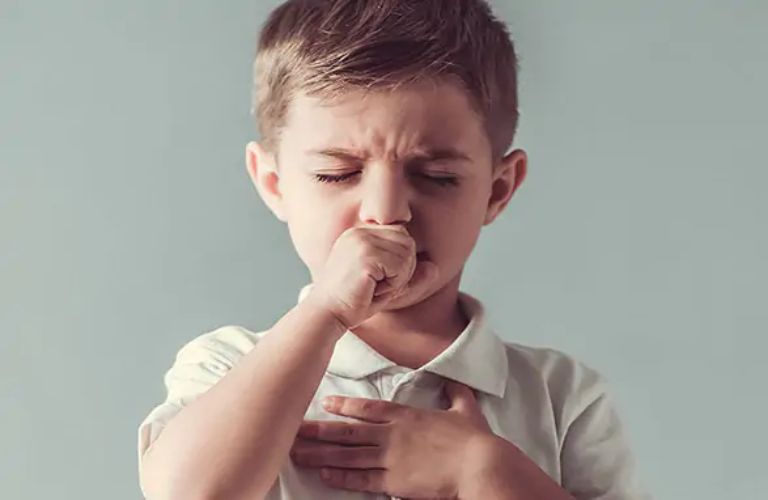 Trẻ em dễ mắc viêm họng mủ khi thời tiết thay đổi