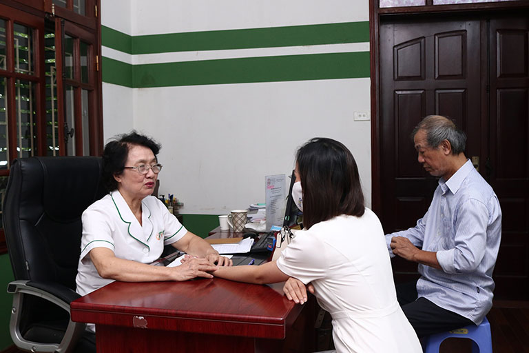 Hình ảnh bác sĩ xem mạch cho bệnh nhân