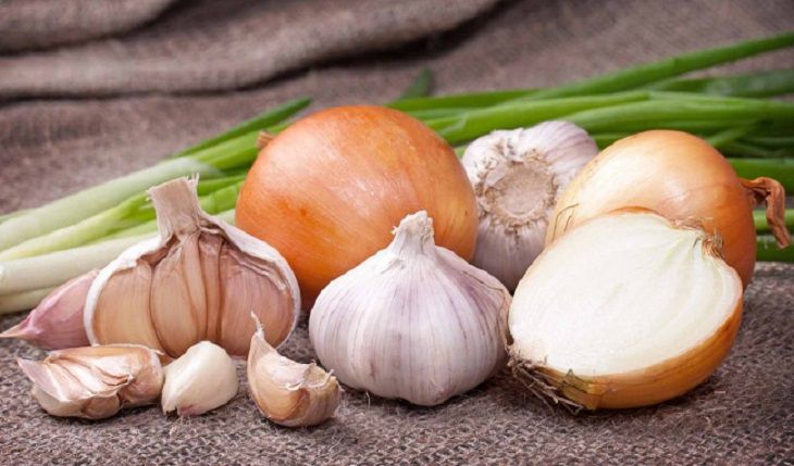 Không nên ăn thịt gà với hành và tỏi