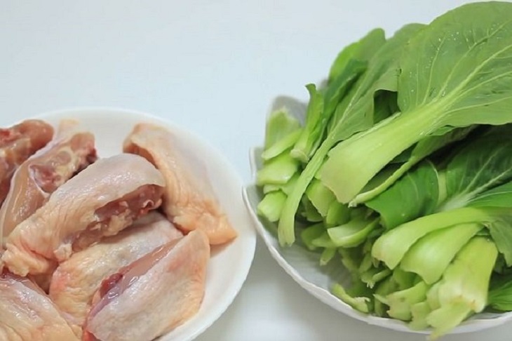 Thịt gà ăn với rau cải sẽ gây nóng trong người