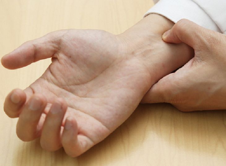 Cách bấm cổ tay chống xuất tinh sớm