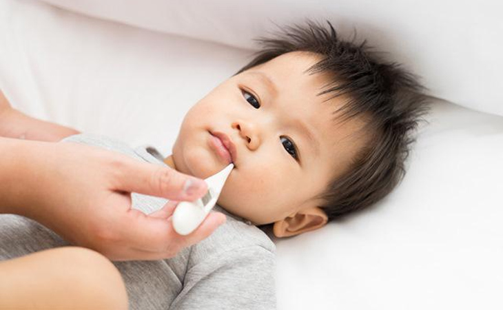 Kẹp nhiệt độ thường xuyên đề phòng bé sốt lại