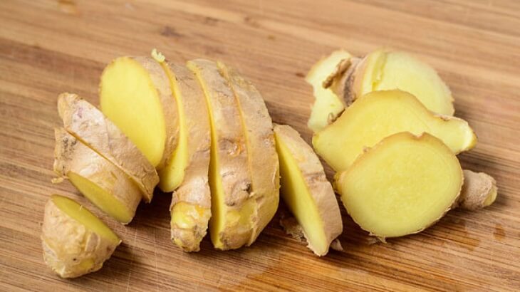 Ngậm hoặc ăn gừng lát hỗ trợ trị trào ngược dạ dày