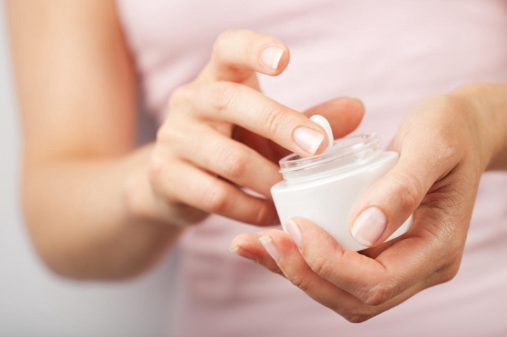 Sử dụng thuốc bôi tại chỗ trị vảy nến da đầu