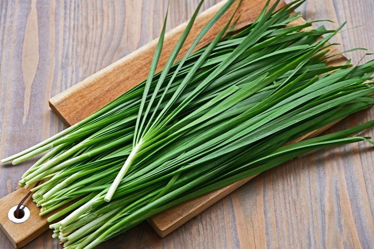 Lá hẹ có tác dụng giảm các triệu chứng của viêm tai giữa