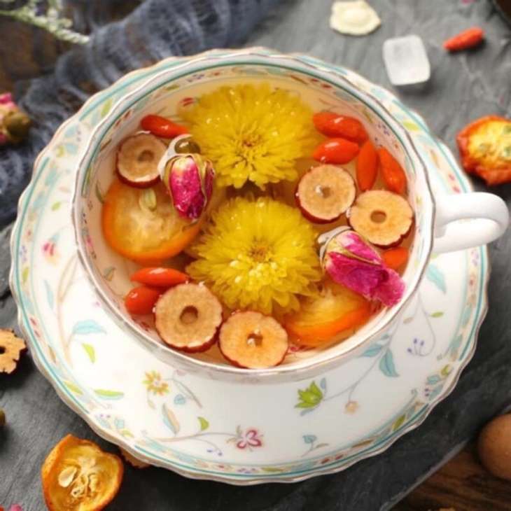 Trà hoa cúc cũng là một cách chữa xuất huyết dạ dày tại nhà đơn giản mà hiệu quả