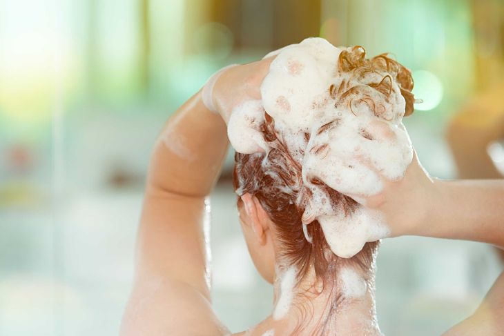 Người bệnh có thể sử dụng các loại dầu gội trị á sừng da đầu