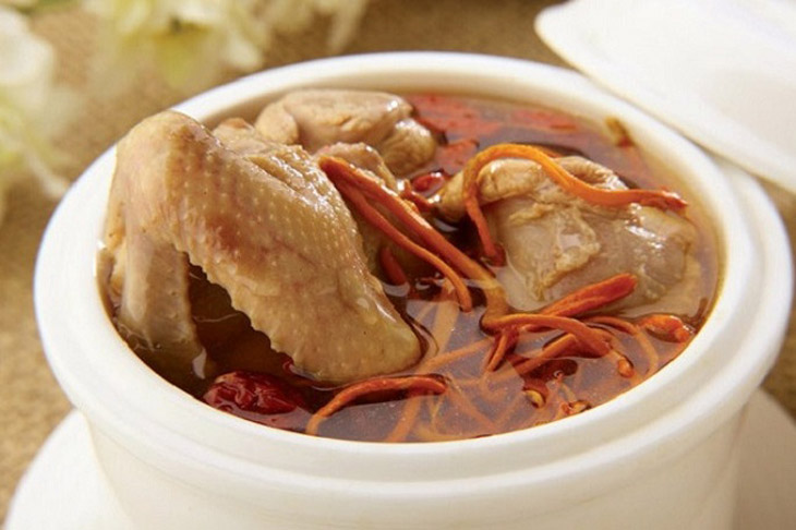 Món ăn từ đông trùng hạ thảo và thịt gà bồi bổ cơ thể