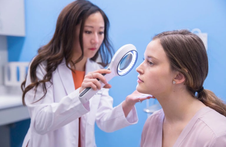 Nên đi khám bác sĩ nếu da xuất hiện lớp sừng dày, lan sang vùng lân cận