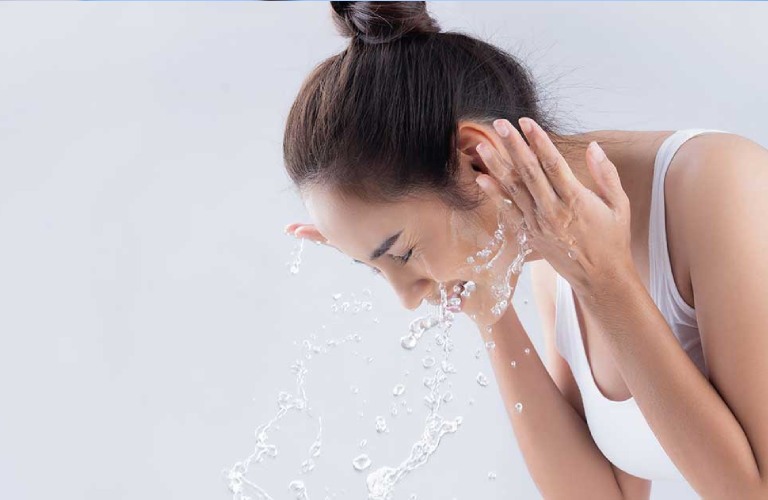 Phòng bệnh viêm da cơ địa bằng cách giữ vệ sinh da mặt sạch sẽ