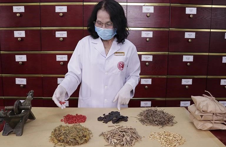 Điều trị viêm da bội nhiễm bằng Đông y  được nhiều người lựa chọn