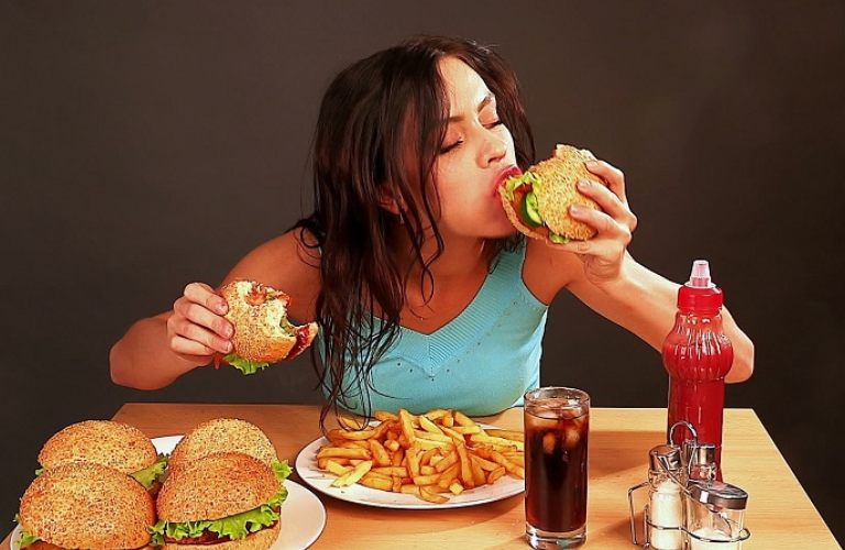 Thói quen ăn uống kém lành mạnh là một trong những nguyên nhân gây viêm da tiết bã 