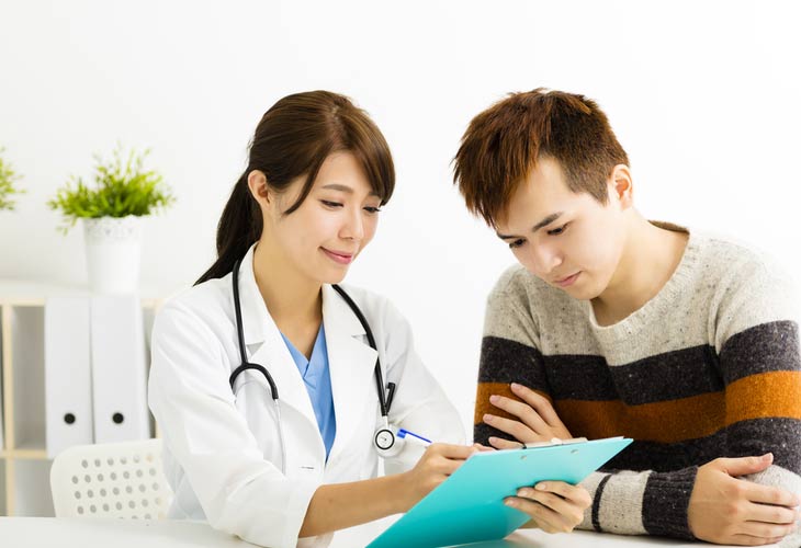 Nên gặp bác sĩ để kiểm tra tình trạng ngứa chân tay nếu thấy nguy hiểm