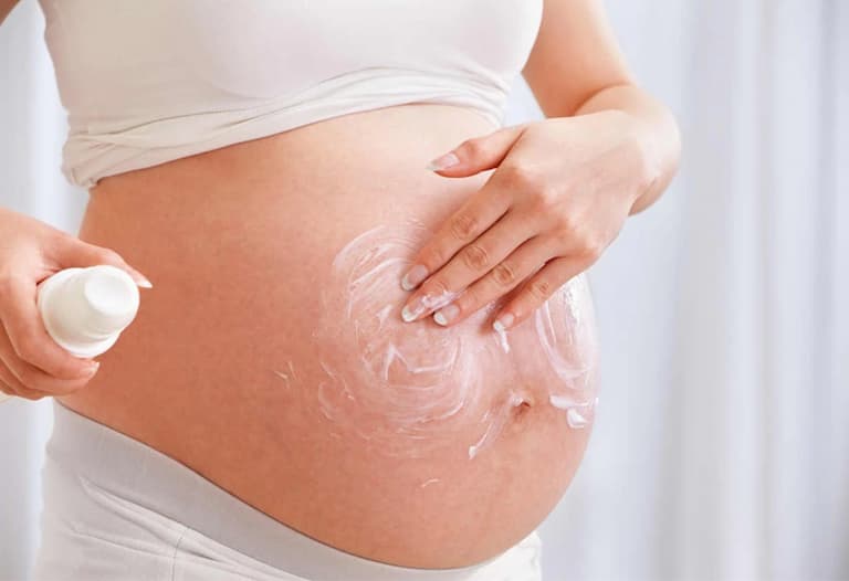 Kem dưỡng ẩm giúp mẹ làm dịu da, mềm da vùng bị á sừng 