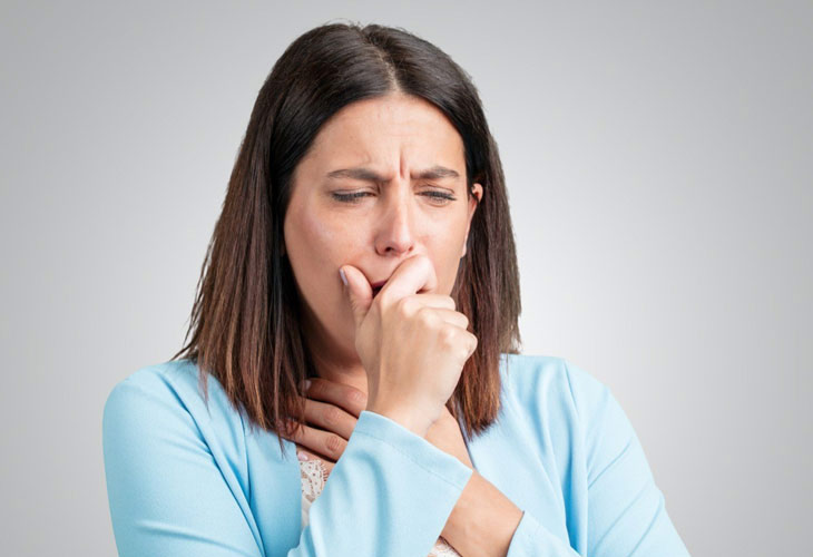 người phụ nữ ôm cổ ho