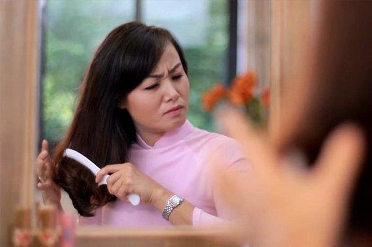 Mãn kinh nên uống thuốc gì - Bổ sung thuốc rụng tóc Nhiều loại thuốc chữa rụng tóc có thể giúp chị em cải thiện các vấn đề về tóc ở thời kỳ này