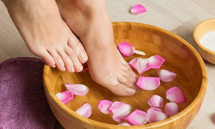 Ngâm chân là mẹo chữa rối loạn tiền đình tại nhà đơn giản ai cũng có thể thực hiện được
