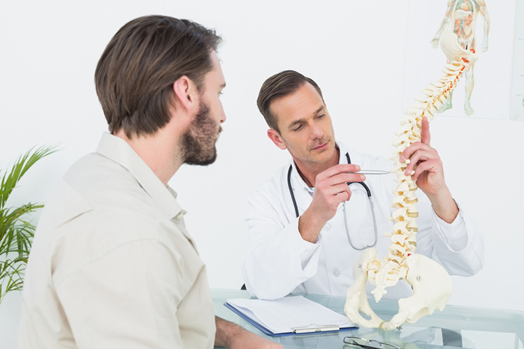 Người bệnh nên đến bệnh viện uy tín và tham vấn ý kiến bác sĩ điều trị trước khi thực hiện mổ thoát vị đĩa đệm.