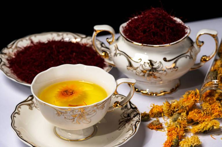 Trà saffron kết hợp với hoa cúc giúp an thần, tốt cho người già, người bị mất ngủ