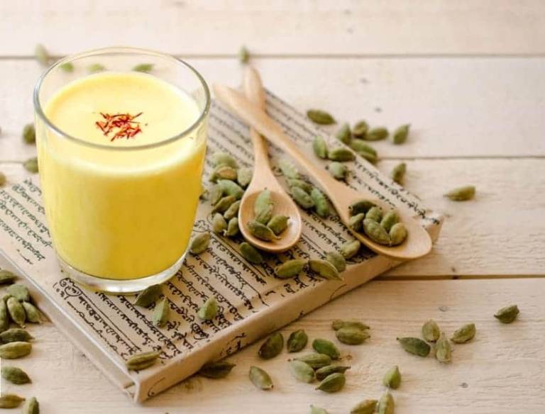 Kết hợp nhụy hoa nghệ tây với sữa chua vừa tốt cho giấc ngủ, vừa tốt cho tiêu hóa 