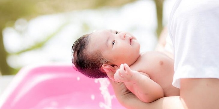 Tắm rửa sạch sẽ cho bé hằng ngày để các vết mẩn ngứa nhanh chóng biến mất