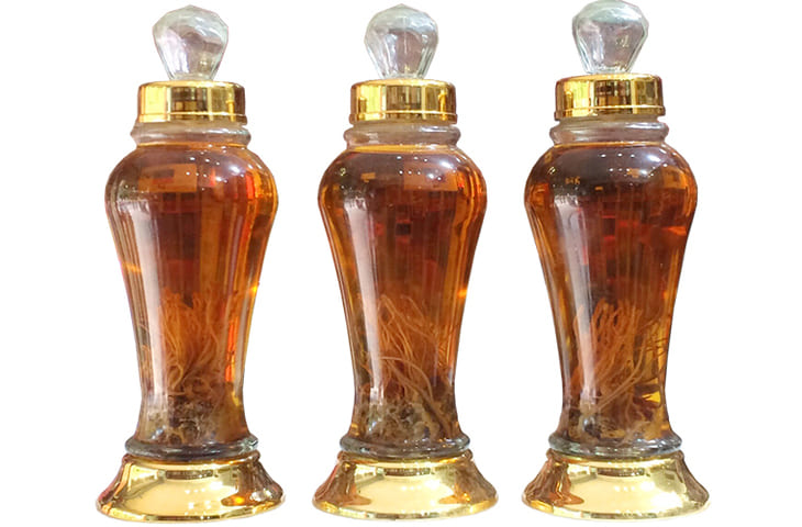 Một chai rượu đông trùng hạ thảo 500ml đang được bán trên thị trường