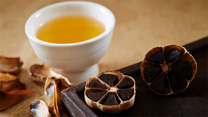 Chị em có thể cho chồng bị yếu sinh lý ăn tỏi đen cải thiện thời gian "lâm trận" 