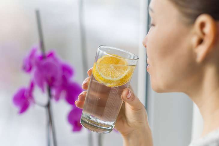 Người bị vảy phấn hồng nên uống nhiều nước mỗi ngày
