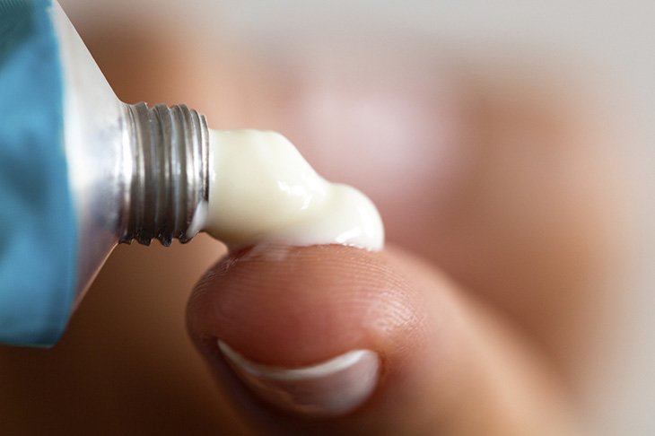 Dùng thôi bôi để trị bệnh vảy nến thể khớp