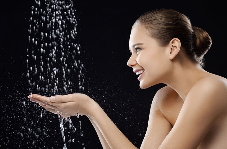 Có thể dùng muối biển pha nước tắm tại nhà để thay thế