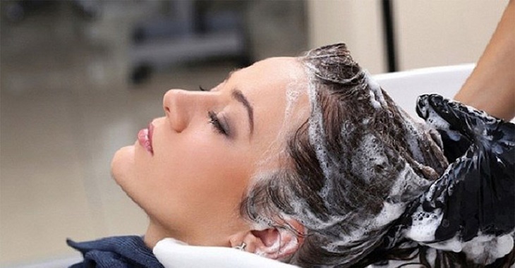 Người bệnh cần tiến hành gội đầu với các loại dầu gọi có tác dụng điều trị viêm da tiết bã tốt nhất chống rụng tóc