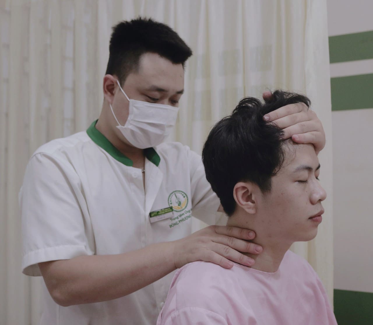 Liệu pháp kết hợp giữa XOA BÓP, BẤM HUYỆT - CHÂM CỨU- CỨU NGẢI cho hiệu quả điều trị vai gáy nhanh chóng, toàn diện