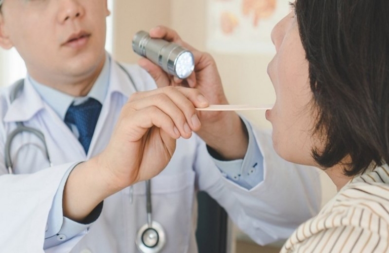 Bác sĩ sẽ kiểm tra trực tiếp vùng amidan để kiểm tra tình trạng viêm