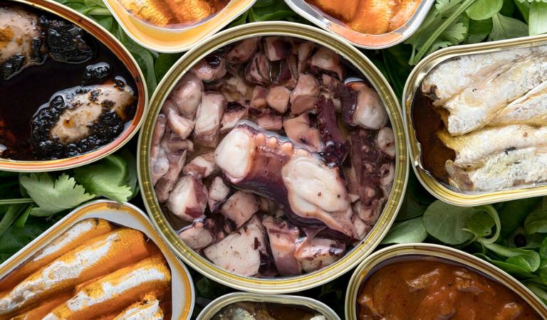 Thức ăn chế biến sẵn, đồ hộp sẽ làm tăng khả năng phát triển bệnh á sừng
