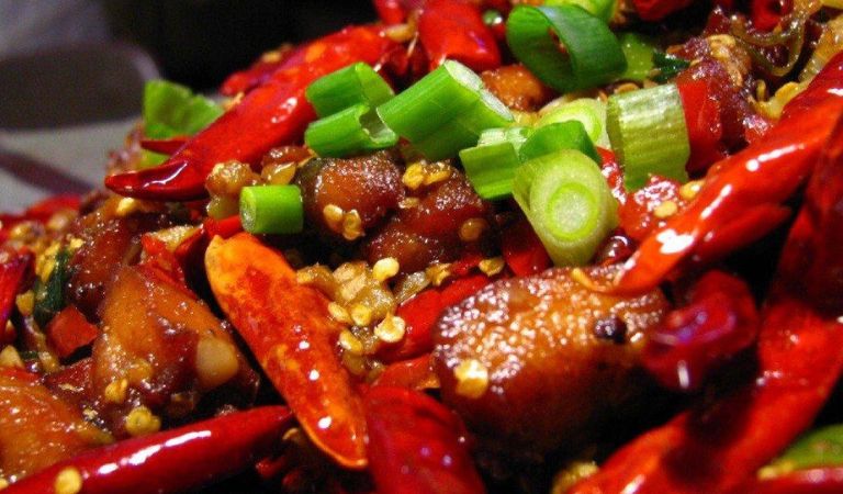 Đồ ăn cay nóng sẽ gây tích tụ độc tố trong cơ thể và phát ra qua da