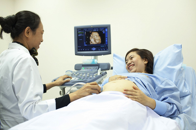 Thăm khám ở Bệnh viện Phụ sản Trung ương