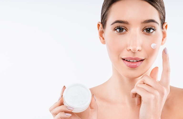 Sử dụng kem dưỡng ẩm giúp da cải thiện tình trạng khô nứt nẻ