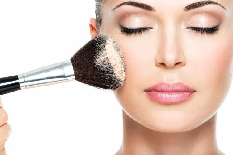 Hạn chế trang điểm khi da bị nhiễm corticoid