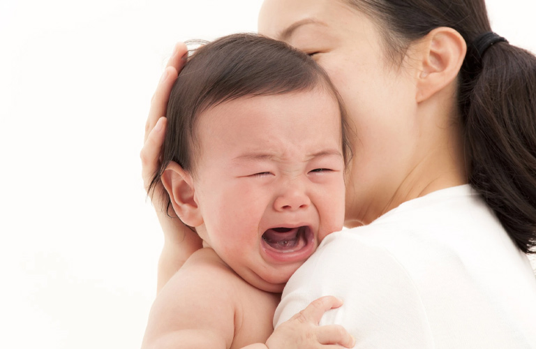 Trẻ bị viêm amidan cấp thường quấy khóc, khó chịu