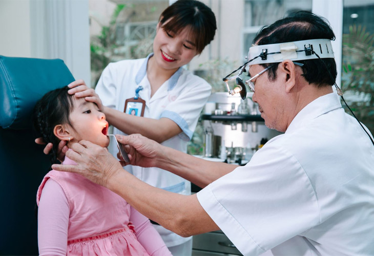 Thăm khám lâm sàng giúp bác sĩ đánh giá được tình trạng ban đầu của viêm họng