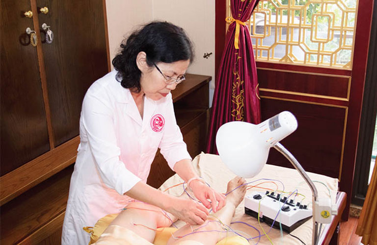 Bác sĩ Nguyễn Thị Vân Anh chuyên trị các bệnh về dạ dày, gan, thận,...