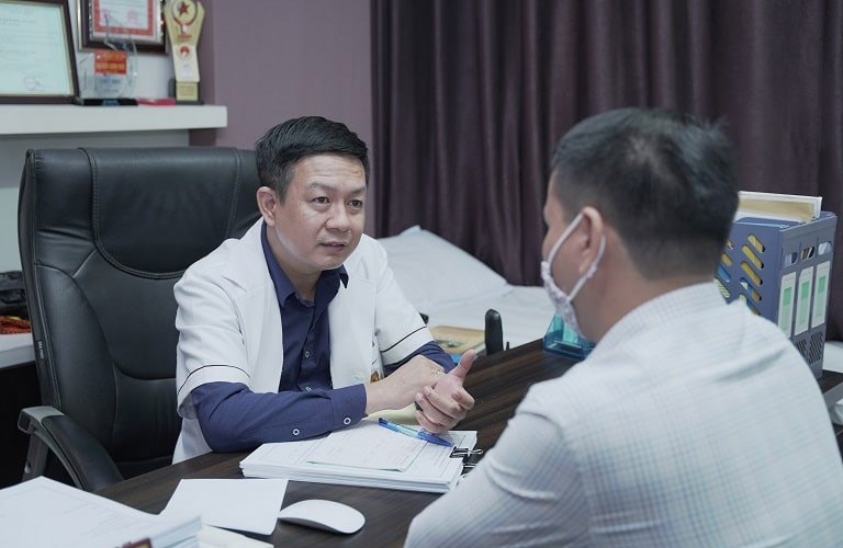 Lương y Đỗ Minh Tuấn luôn chú trọng đến việc thăm khám kỹ lưỡng cho từng bệnh nhân