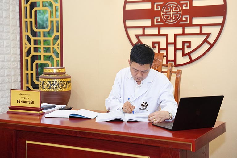 Lương y Tuấn nghiên cứu chuyên sâu về bệnh viêm xoang mũi theo YHCT Lương y Tuấn nghiên cứu chuyên sâu về bệnh viêm xoang mũi theo YHCT